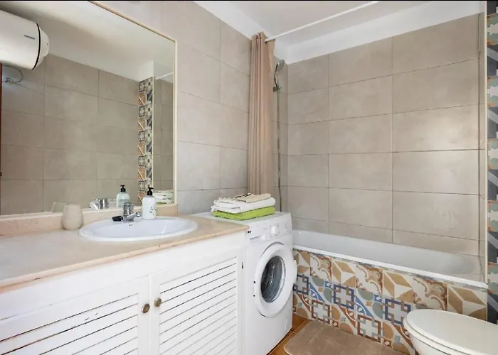 Tropical Garden, Sunshine, Heated Pool Resort *